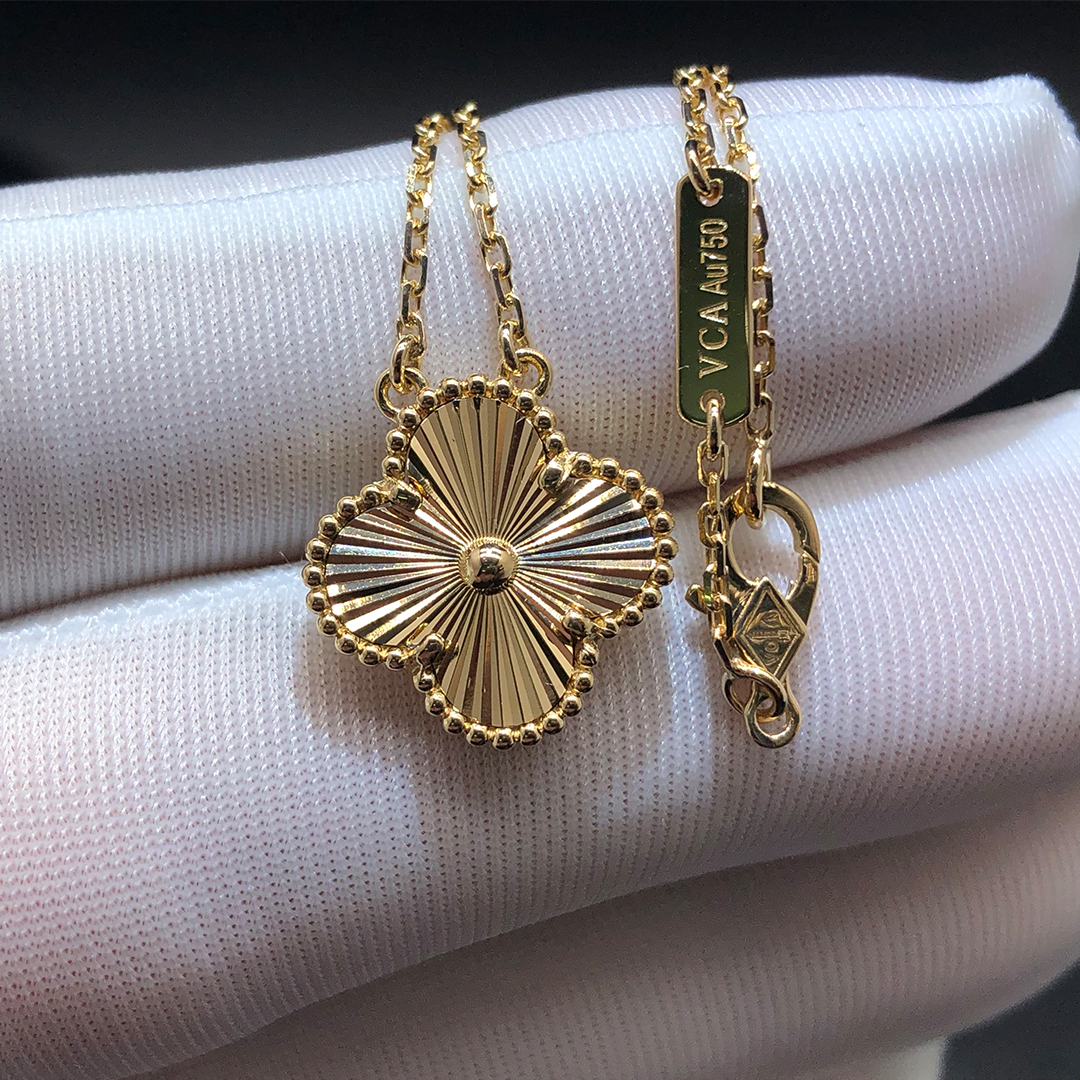 VAN CLEEF & ARPELS 18K Yellow Gold 1 Motif Guilloche Vintage Alhambra Pendant VCARP4KL00